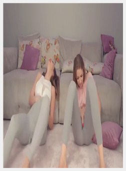 网络摄像头的女孩喷在瑜伽裤